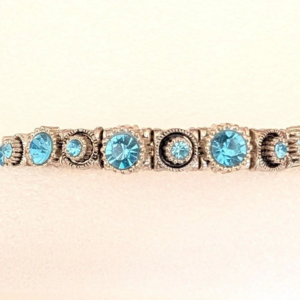 Silver stretch bracelet with blue faceted glass beads